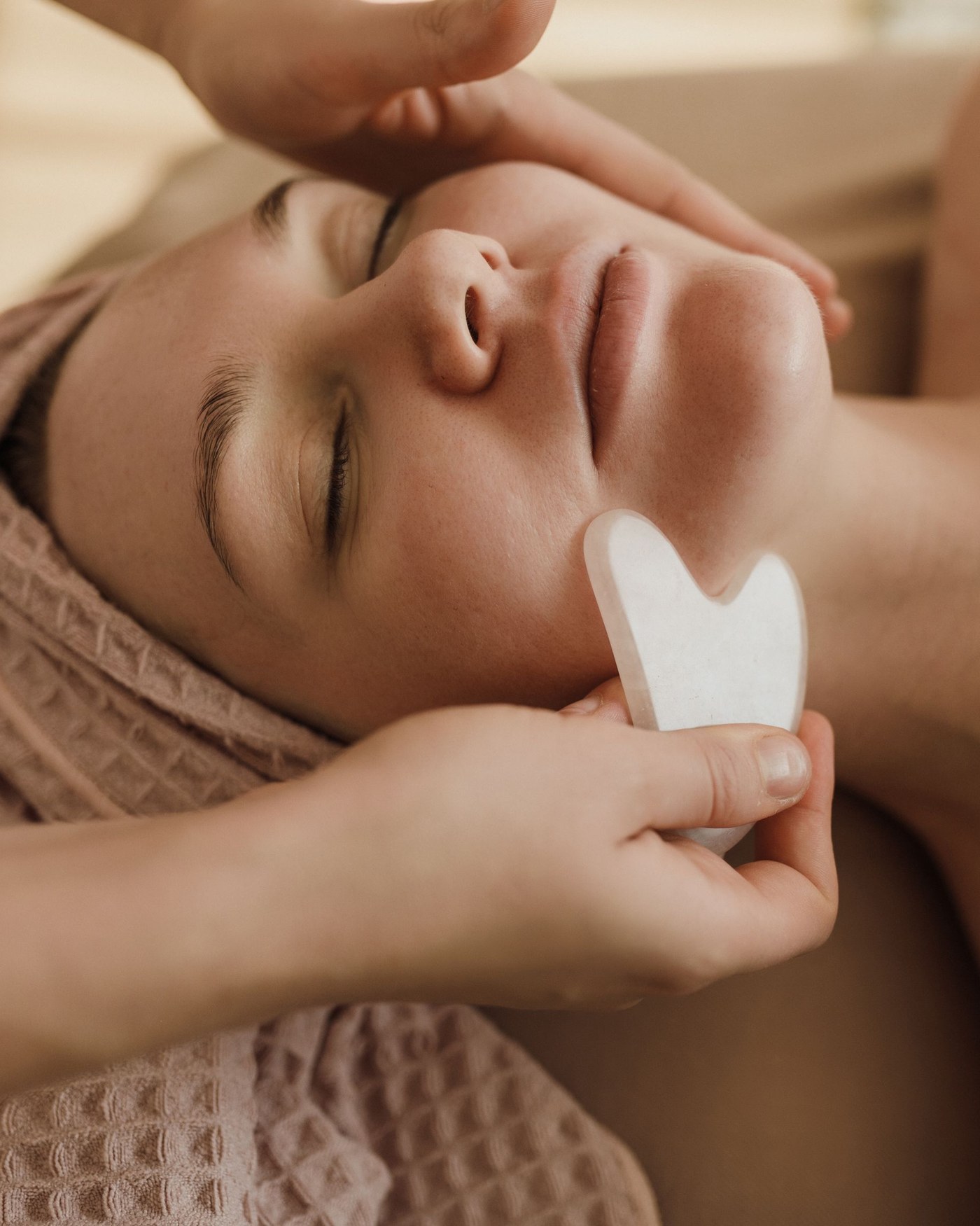 Tratamiento facial con piedra de gua sha
