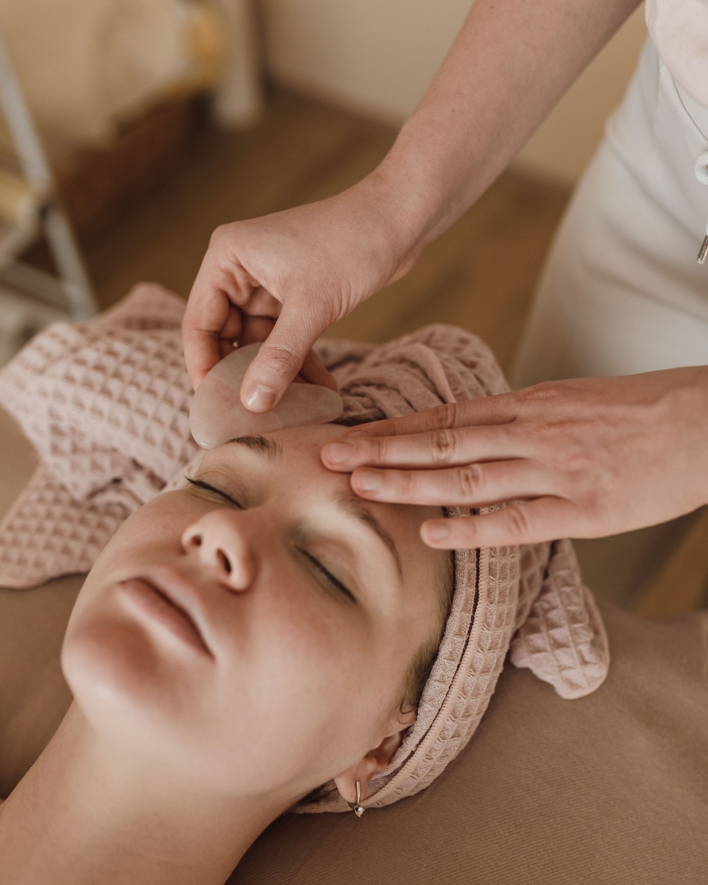 Masaje facial durante una sesión de cuidado de la piel