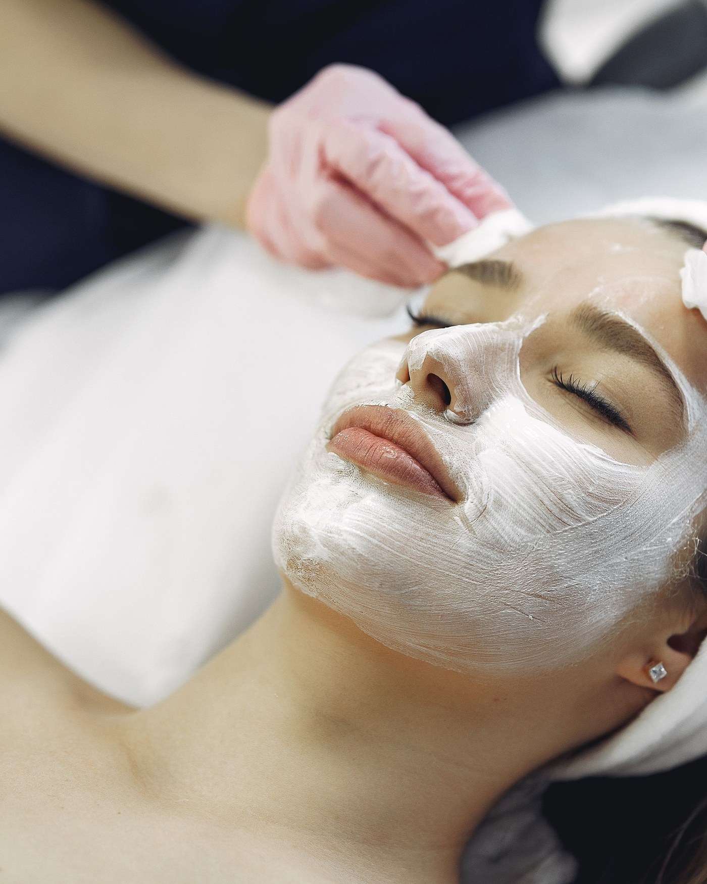 Retiro de una máscara facial con algodón
